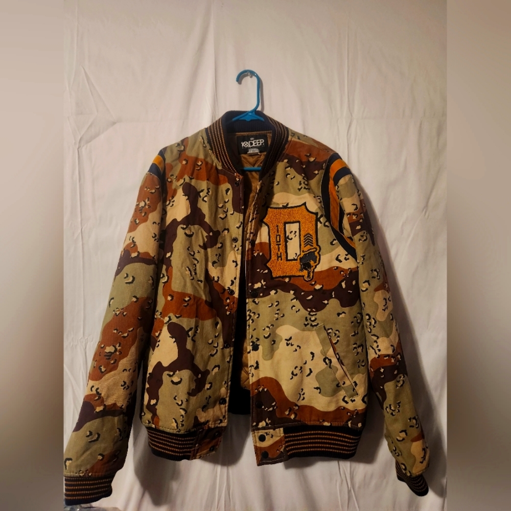 Ten deep camo covered bomber jacket size XL EUC